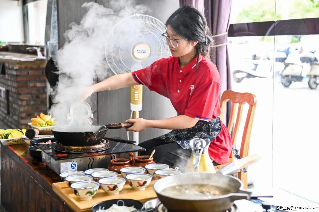 全网追的“扁担女孩”，找了一份暑假工，时薪12元 - 荷泽生活资讯 - 荷泽28生活网 heze.28life.net